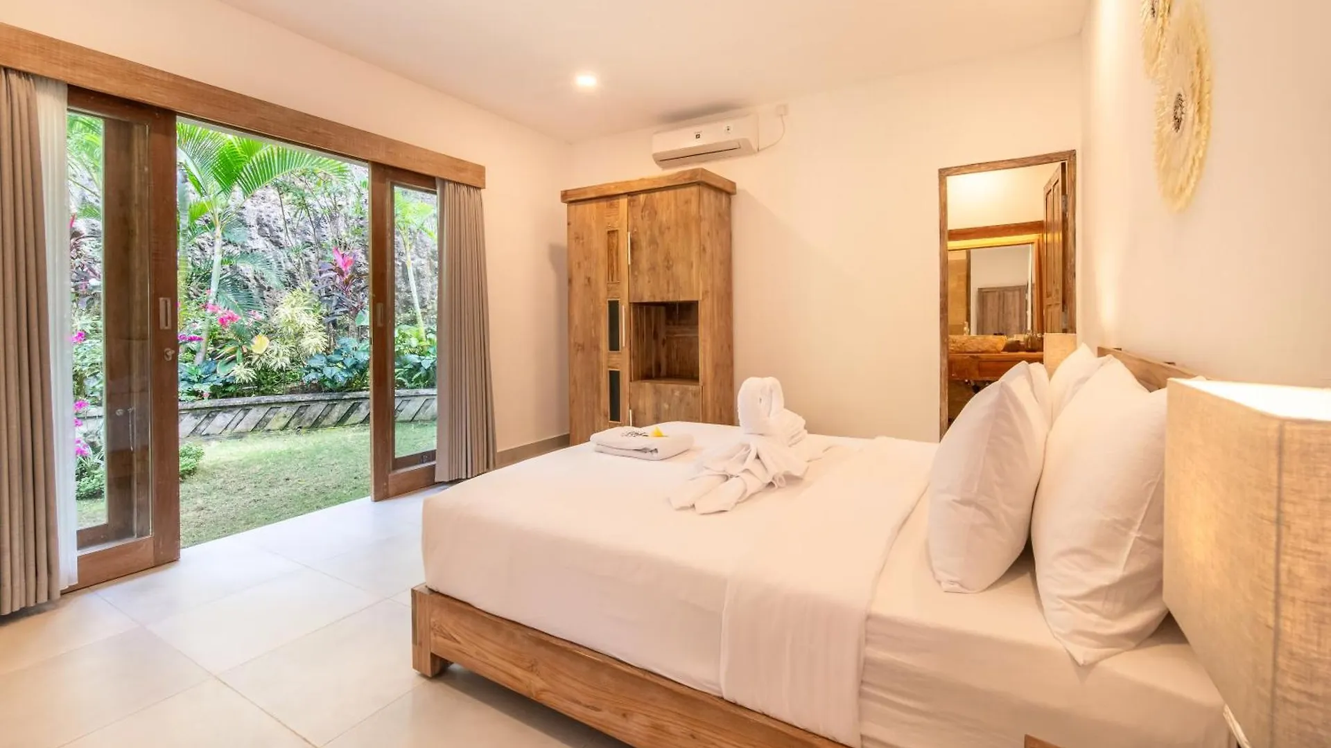 Tropical Villa Sinar Maluku Uluwatu  Indonesia
